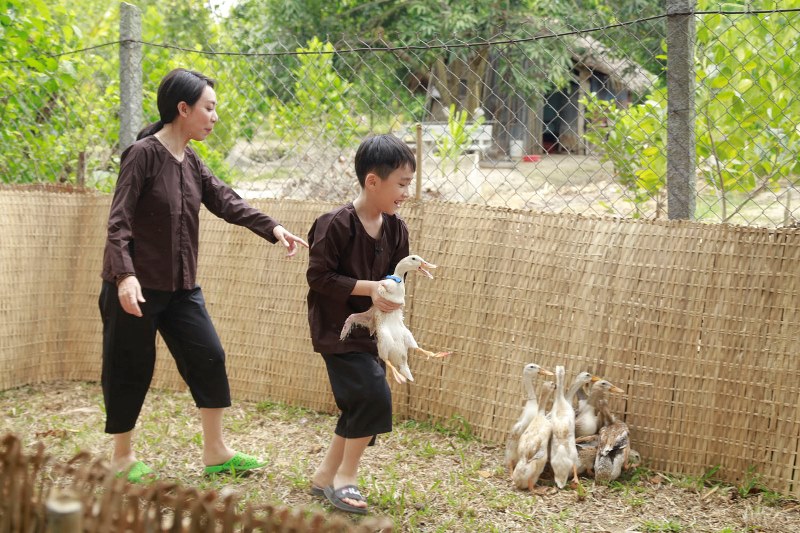 ANDY BAT VIT 1 Con trai Thu Trang trổ tài trồng lúa, bắt vịt điêu luyện ở Thử Thách Lớn Khôn