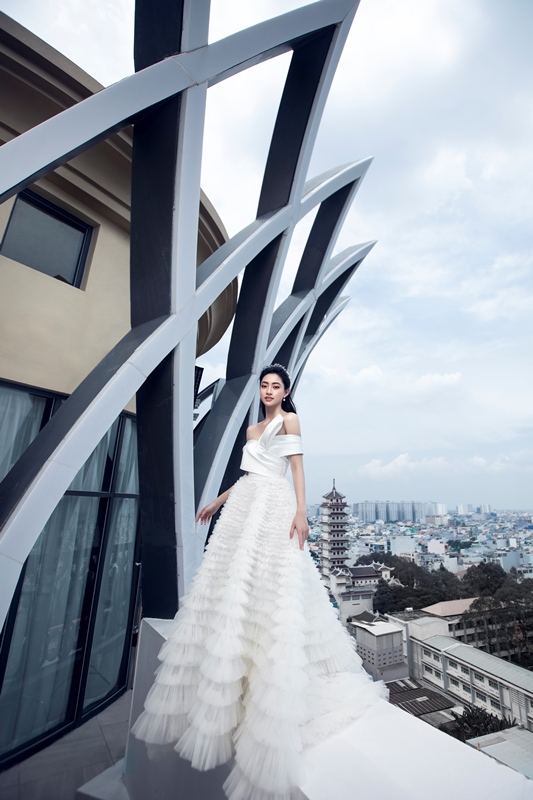 Hoa hau Luong Thuy Linh 1 Hoa hậu Lương Thuỳ Linh diện váy cưới, tự tin thả dáng trên sân thượng