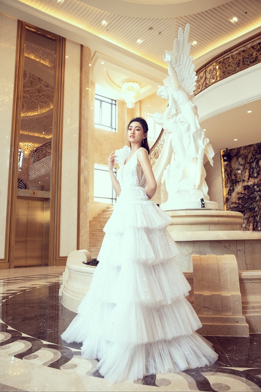 Hoa hau Luong Thuy Linh 16 Hoa hậu Lương Thuỳ Linh diện váy cưới, tự tin thả dáng trên sân thượng