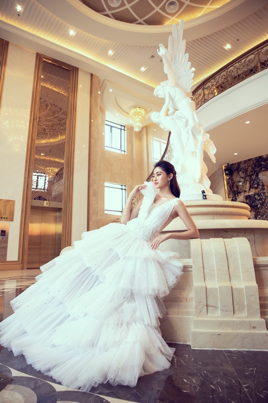 Hoa hau Luong Thuy Linh 19 Hoa hậu Lương Thuỳ Linh diện váy cưới, tự tin thả dáng trên sân thượng