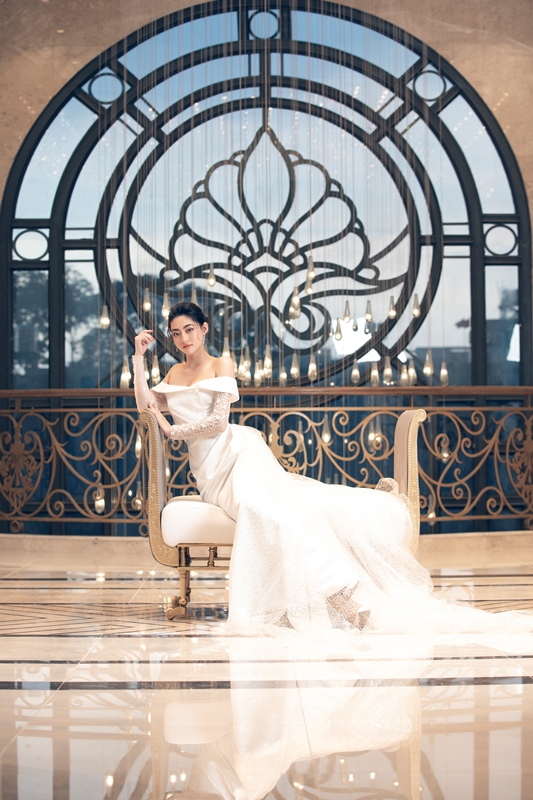 Hoa hau Luong Thuy Linh 5 Hoa hậu Lương Thuỳ Linh diện váy cưới, tự tin thả dáng trên sân thượng