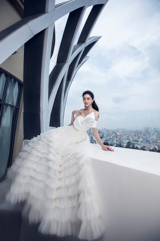 Hoa hau Luong Thuy Linh 6 Hoa hậu Lương Thuỳ Linh diện váy cưới, tự tin thả dáng trên sân thượng
