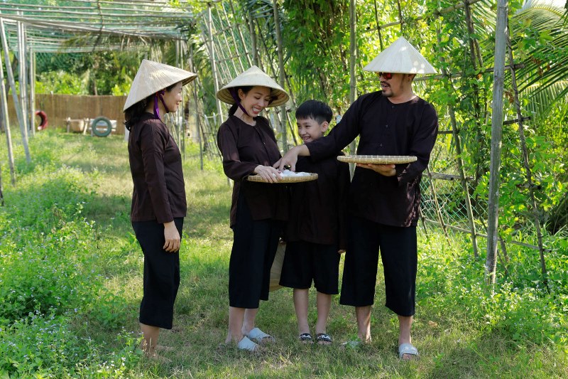 TIEN LUAT AN GIAN Con trai Thu Trang trổ tài trồng lúa, bắt vịt điêu luyện ở Thử Thách Lớn Khôn