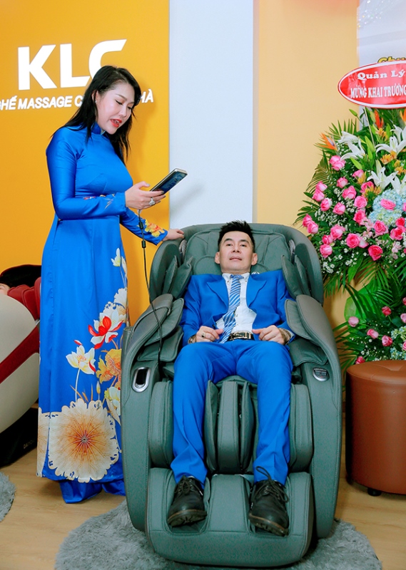 phi thanh van 2 Phi Thanh Vân thích thú khi trải nghiệm ghế massage KLC bên dàn trai sáu múi