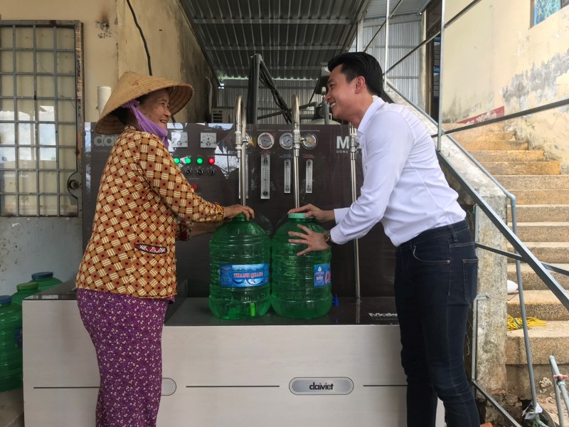 quốc trường máy lọc nước 5 Quốc Trường về Cà Mau, Kiên Giang trao tặng hệ thống máy lọc nước nhiễm mặn giúp người dân