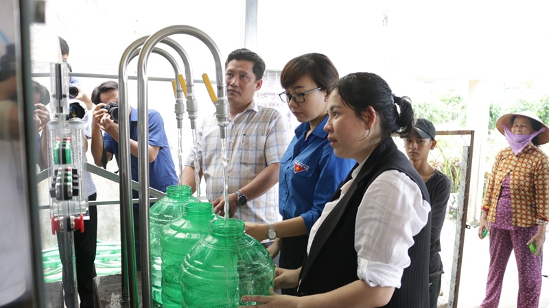 quốc trường máy lọc nước 6 Quốc Trường về Cà Mau, Kiên Giang trao tặng hệ thống máy lọc nước nhiễm mặn giúp người dân