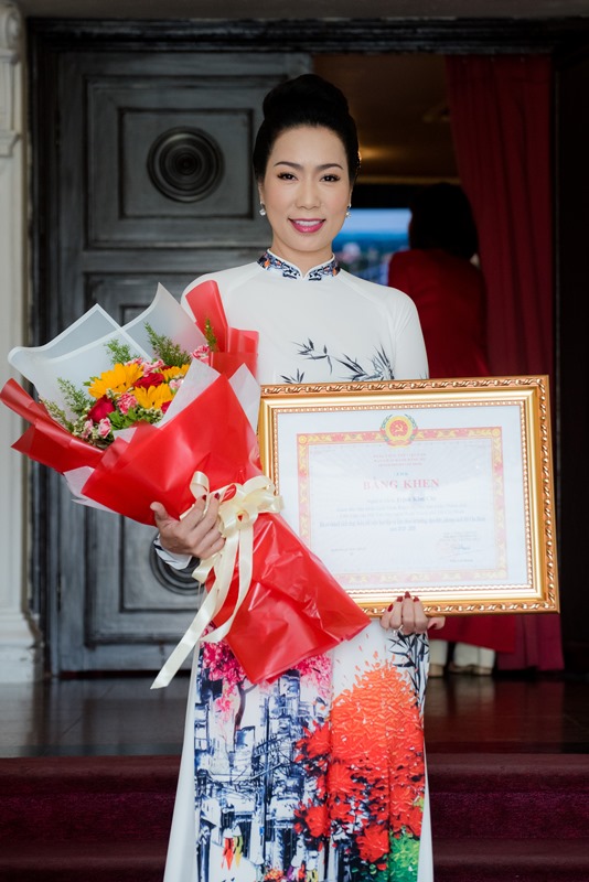 trinh kim chi 1 Trịnh Kim Chi nền nã trong áo dài truyền thống nhận bằng Công dân tiêu biểu