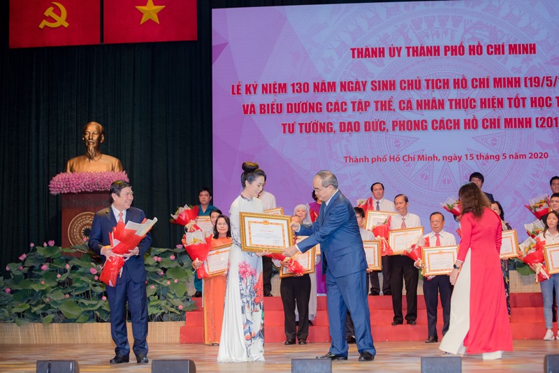 trinh kim chi 2 Trịnh Kim Chi nền nã trong áo dài truyền thống nhận bằng Công dân tiêu biểu
