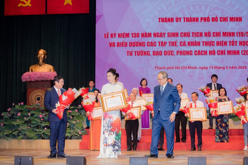 trinh kim chi 3 Trịnh Kim Chi nền nã trong áo dài truyền thống nhận bằng Công dân tiêu biểu
