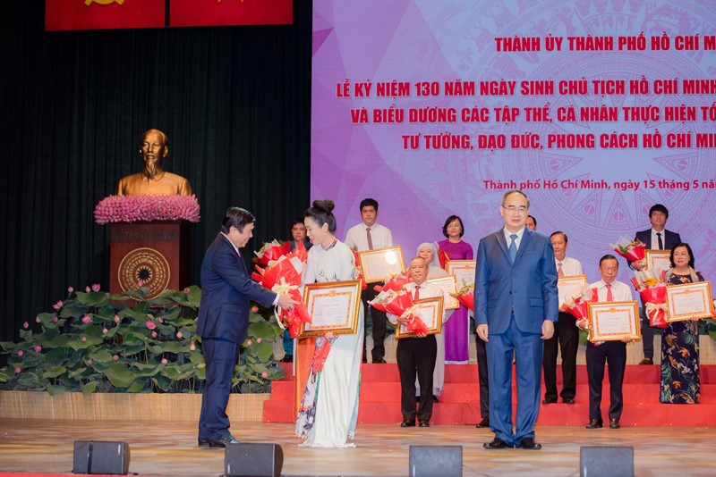 trinh kim chi 4 Trịnh Kim Chi nền nã trong áo dài truyền thống nhận bằng Công dân tiêu biểu