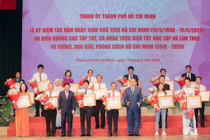 trinh kim chi 5 Trịnh Kim Chi nền nã trong áo dài truyền thống nhận bằng Công dân tiêu biểu