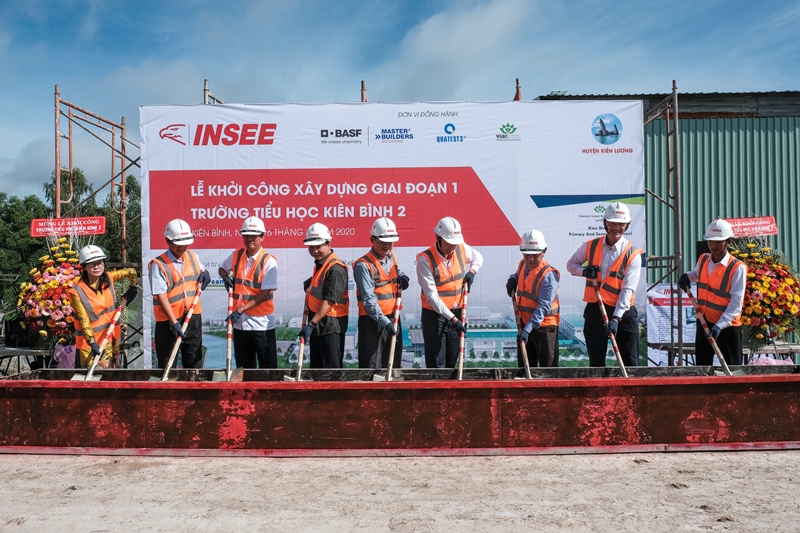 Ban giám đốc INSEE cùng đại diện UBND và các đơn vị đồng hành cùng thực hiện nghi thức động thổ khởi công dự án Xi măng INSEE chung tay xây trường mới khang trang cho hơn 700 em học sinh nghèo