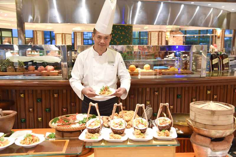 Chef Somdej Kitbumroong  Lễ hội Ẩm thực đường phố Thái Lan tại Khách sạn Windsor Plaza