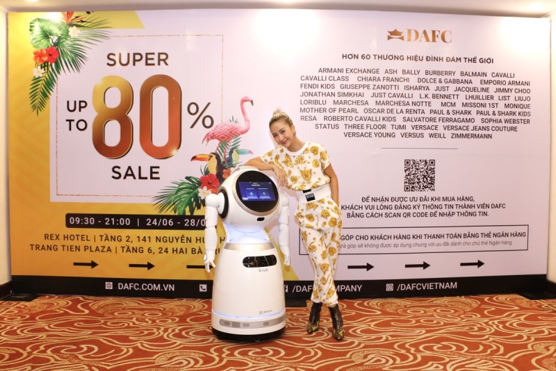 DAFC Private Sale Robot UBTECH 1 Dàn sao Việt thích thú khi được hai chú Robot UBTECH hướng dẫn mua sắm