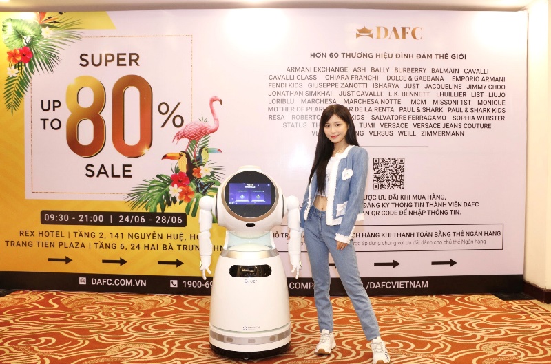  Dàn sao Việt thích thú khi được hai chú Robot UBTECH hướng dẫn mua sắm