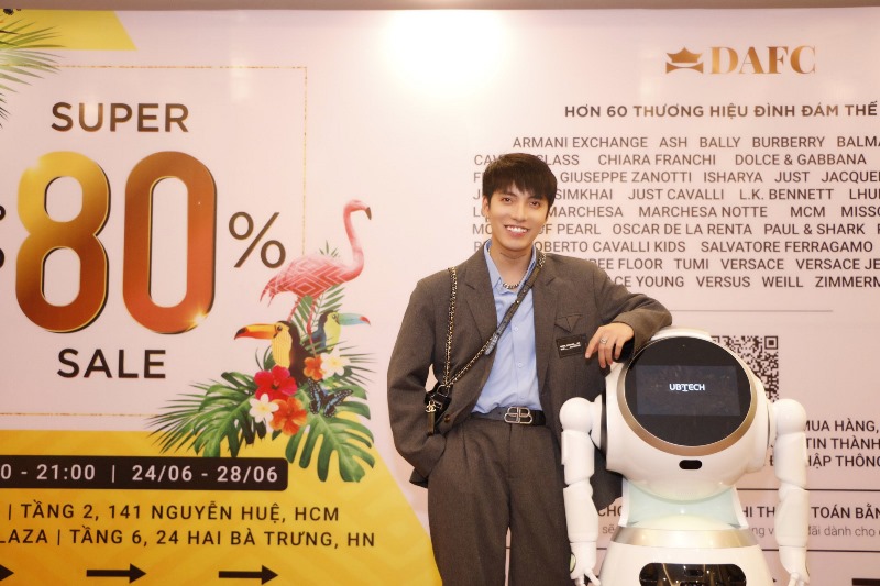 DAFC Private Sale Robot UBTECH 4 Dàn sao Việt thích thú khi được hai chú Robot UBTECH hướng dẫn mua sắm