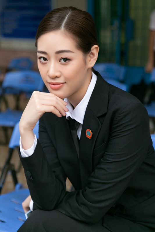 Hoa Hau Khanh Van Phien toa gia dinh 18 Hoa hậu Khánh Vân lịch lãm với menswear, hóa thân thành hội thẩm nhân dân trong phiên tòa giả định