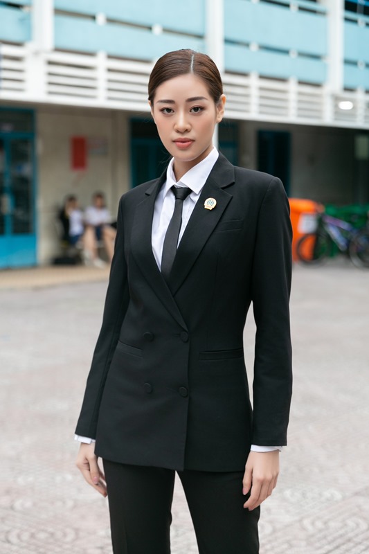 Hoa Hau Khanh Van Phien toa gia dinh 3 Hoa hậu Khánh Vân lịch lãm với menswear, hóa thân thành hội thẩm nhân dân trong phiên tòa giả định