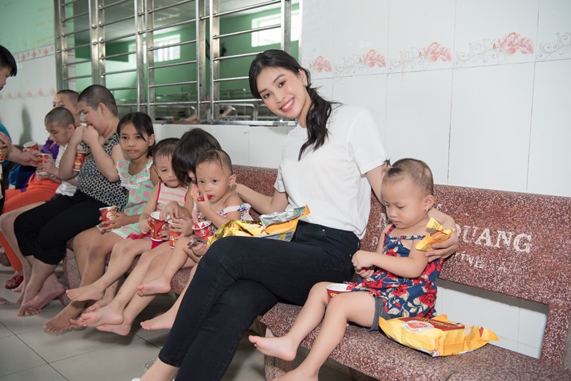 Hoa Hau Viet Nam Miss World Vietnam 26 Tiểu Vy, Lương Thuỳ Linh mừng 1/6 cùng các em nhỏ mái ấm Thiện Duyên