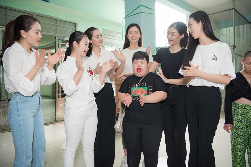 Hoa Hau Viet Nam Miss World Vietnam 46 Tiểu Vy, Lương Thuỳ Linh mừng 1/6 cùng các em nhỏ mái ấm Thiện Duyên