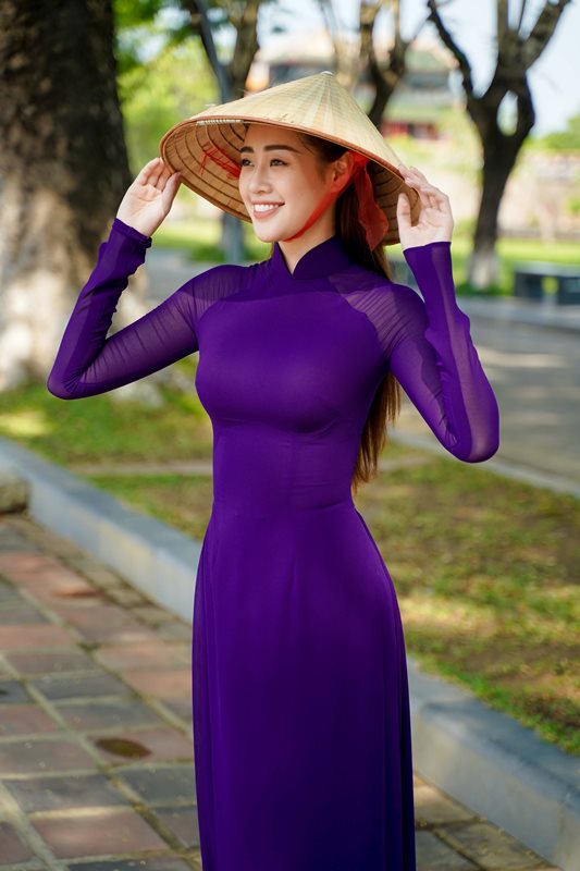 Hoa hau Khanh Van 01 Hoa hậu Khánh Vân hóa gái Huế, thướt tha áo dài tím mộng mơ