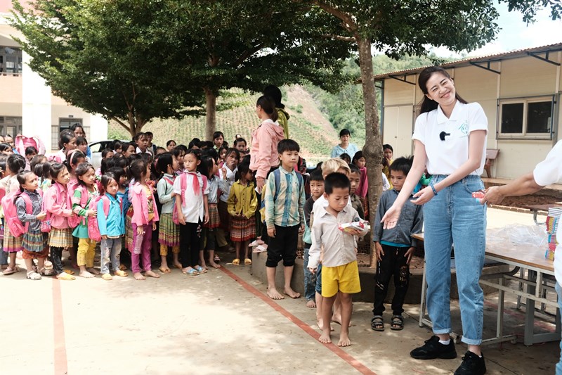 Hoa hau Khanh Van 1 1 Hoa hậu Khánh Vân cùng ngôi nhà OBV trao hơn 500 phần quà cho học sinh Đắk Nông