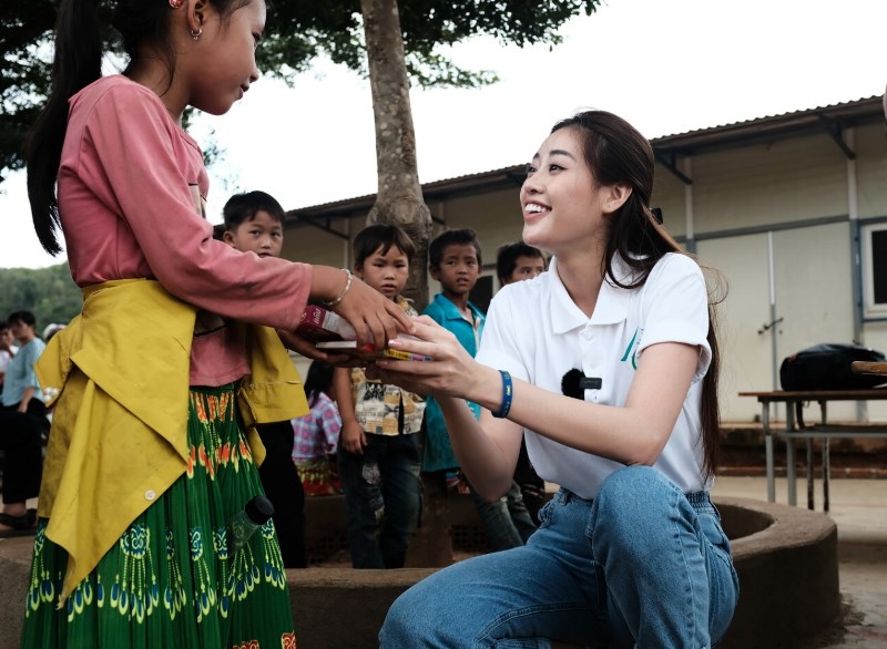 Hoa hau Khanh Van 19 Hoa hậu Khánh Vân cùng ngôi nhà OBV trao hơn 500 phần quà cho học sinh Đắk Nông