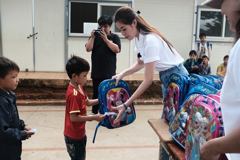 Hoa hau Khanh Van 24 Hoa hậu Khánh Vân cùng ngôi nhà OBV trao hơn 500 phần quà cho học sinh Đắk Nông