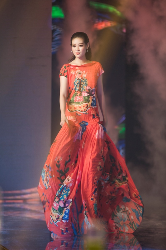 Hoa hau Khanh Van 25 Hoa hậu Khánh Vân tái xuất sàn diễn thời trang sau nửa năm đăng quang