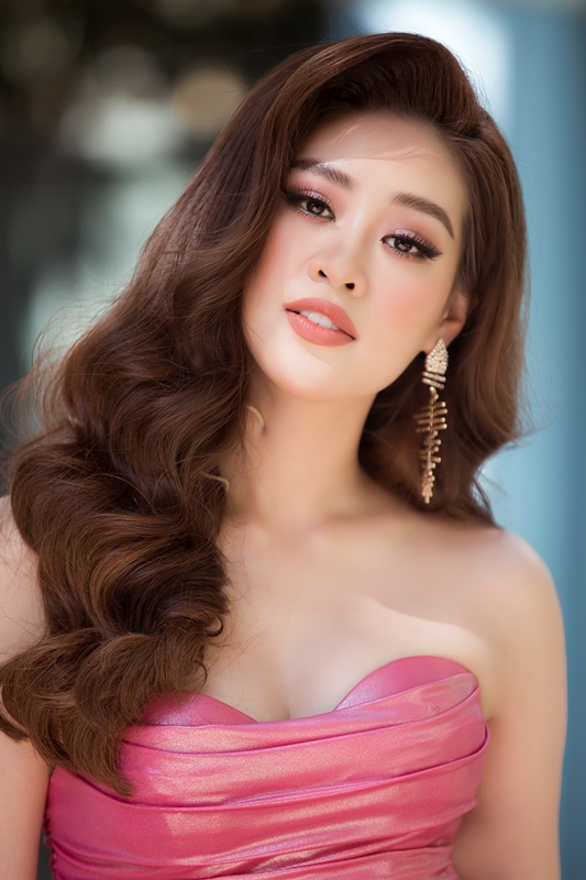 Hoa hau Khanh Van 6 Hoa hậu Khánh Vân khoe nhan sắc rạng rỡ với váy hồng pastel