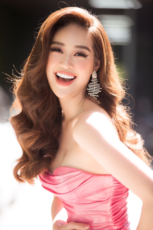 Hoa hau Khanh Van 8 Hoa hậu Khánh Vân khoe nhan sắc rạng rỡ với váy hồng pastel