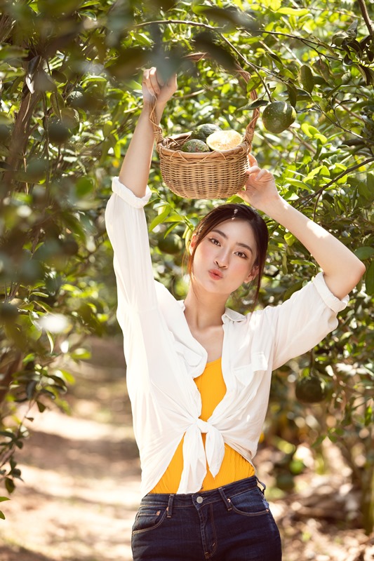 Hoa hau Luong Thuy Linh 24 Lương Thuỳ Linh thả dáng đầy thơ mộng giữa vườn cam