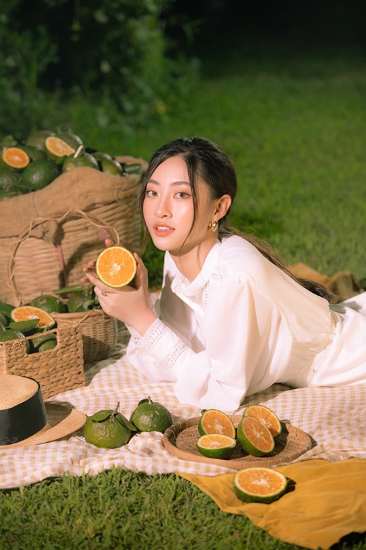 Hoa hau Luong Thuy Linh 8 Lương Thuỳ Linh thả dáng đầy thơ mộng giữa vườn cam