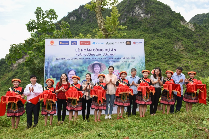 LUONG THUY LINH 7 Hoa hậu Lương Thùy Linh khánh thành con đường hơn 2 tỷ tại Lũng Lìu