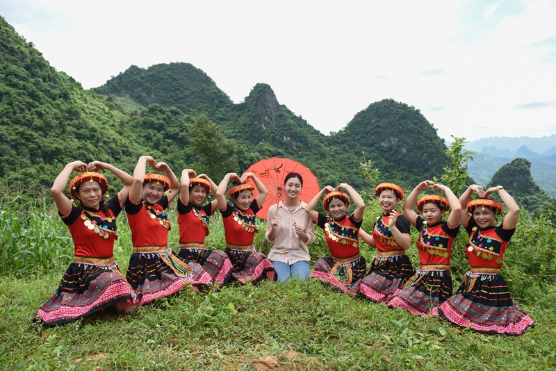 LUONG THUY LINH 9 Hoa hậu Lương Thùy Linh khánh thành con đường hơn 2 tỷ tại Lũng Lìu