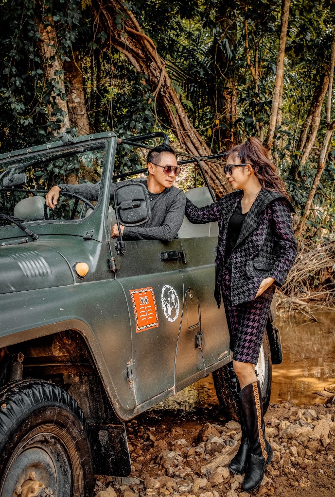 Lý Hải Minh Hà Lý Hải Minh Hà 1 Kỷ niệm 10 năm ngày cưới, Lý Hải lái xe jeep chở vợ ngắm núi rừng Tây Nguyên