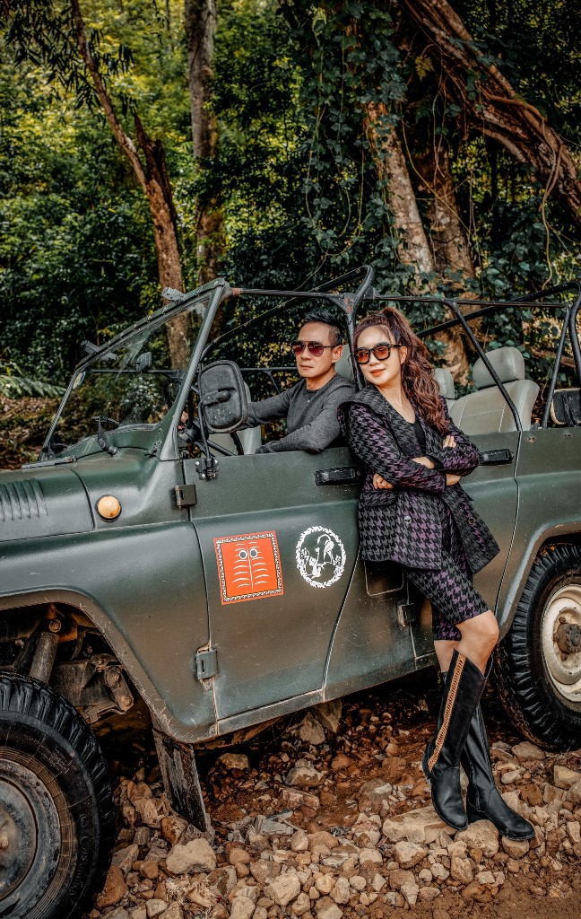 Lý Hải Minh Hà Lý Hải Minh Hà 13 Kỷ niệm 10 năm ngày cưới, Lý Hải lái xe jeep chở vợ ngắm núi rừng Tây Nguyên
