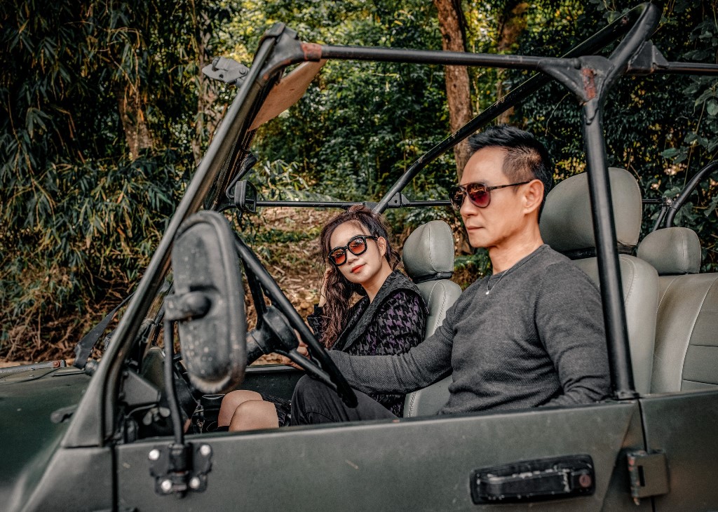 Lý Hải Minh Hà Lý Hải Minh Hà 15 Kỷ niệm 10 năm ngày cưới, Lý Hải lái xe jeep chở vợ ngắm núi rừng Tây Nguyên
