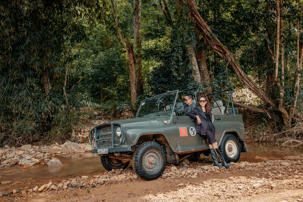 Lý Hải Minh Hà Lý Hải Minh Hà 2 Kỷ niệm 10 năm ngày cưới, Lý Hải lái xe jeep chở vợ ngắm núi rừng Tây Nguyên