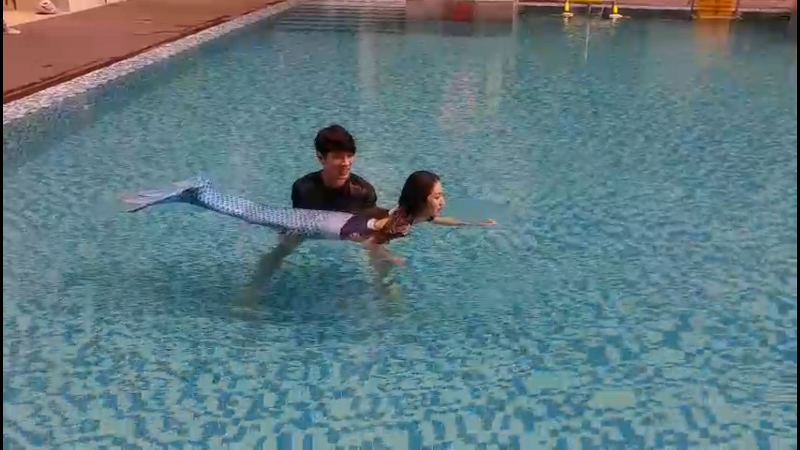 Webrama Nàng tiên cá 1 Thúc Lĩnh Lincoln ôm eo tình tứ hỗ trợ mỹ nhân ngư Cao Mỹ Kim tập bơi 