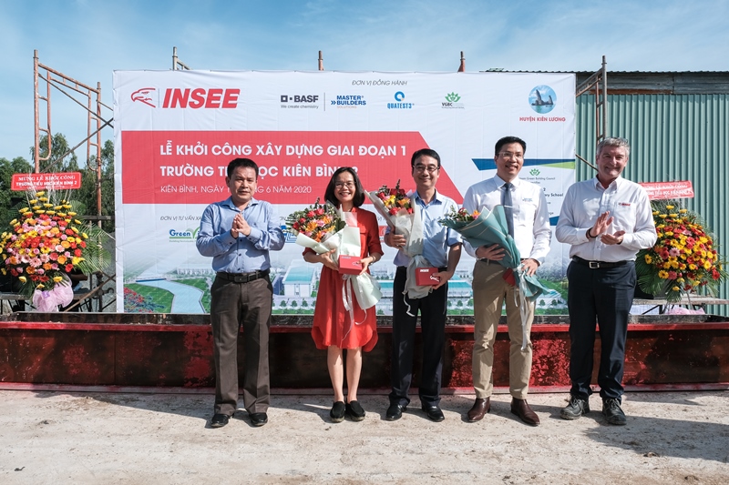 Ông Lê Thanh Hưởng Chủ tịch UBND huyện Kiên Lương và ông Philippe Richart trao hoa và quà lưu niệm cho các đơn vị đồng hành Xi măng INSEE chung tay xây trường mới khang trang cho hơn 700 em học sinh nghèo
