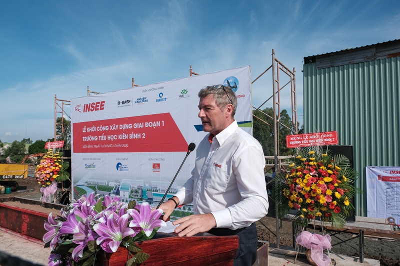 Ông Philippe Richart Tổng giám đốc INSEE Việt Nam phát biểu tại buổi lễ Xi măng INSEE chung tay xây trường mới khang trang cho hơn 700 em học sinh nghèo