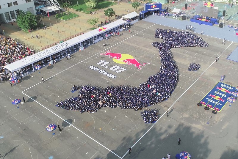 2000 người cụng tay theo bản đồ Việt Nam 5 Red Bull khởi xướng Ngày Tích Cực, xác lập kỷ lục châu Á về số người tham gia cụng tay nhau