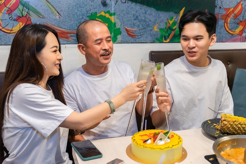 Anh Linh30 Sơn nữ Bolero Ánh Linh cùng em trai bí mật tổ chức sinh nhật cho bố