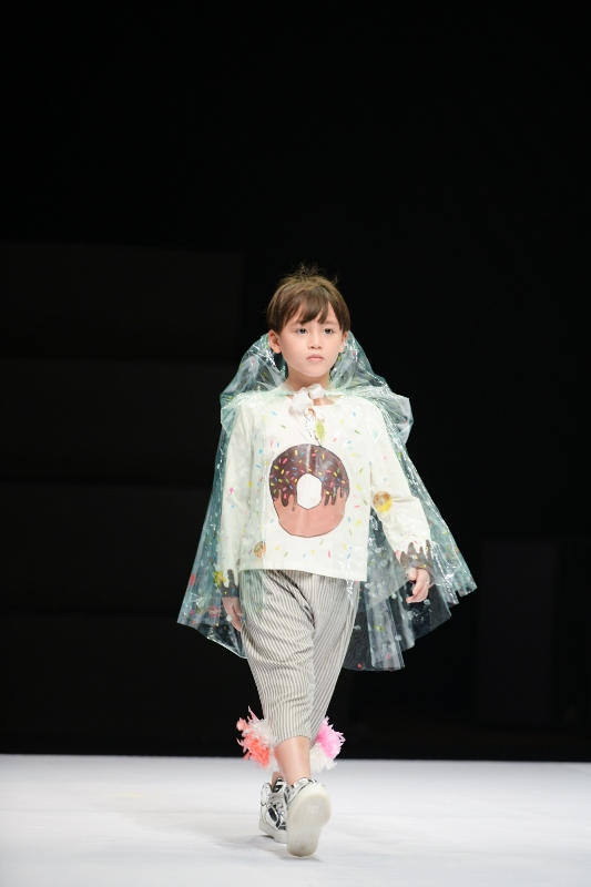 BST cua DH Quoc te Hong Bang 8 Con gái Xuân Lan nổi bật với màn catwalk gây sốt tại Vietnam Junior Fashion Week Xuân – Hè 2020