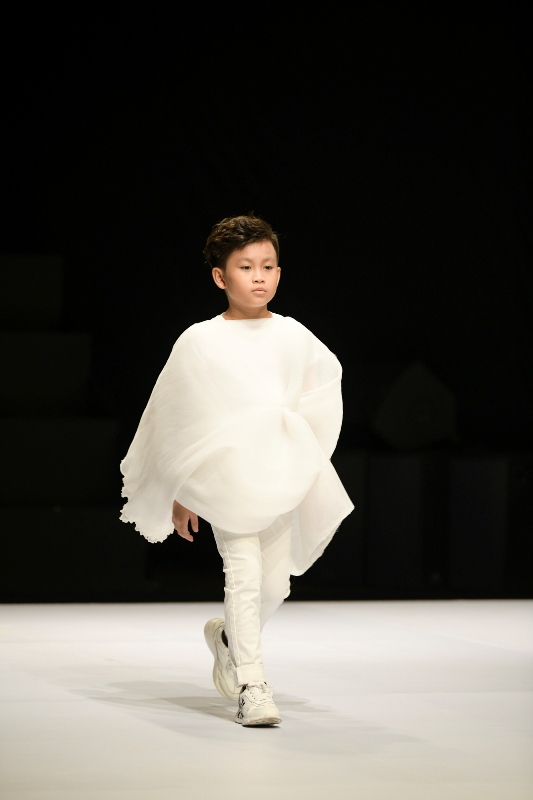 BST cua NTK Le Thanh Phuong 2 Con gái Xuân Lan nổi bật với màn catwalk gây sốt tại Vietnam Junior Fashion Week Xuân – Hè 2020