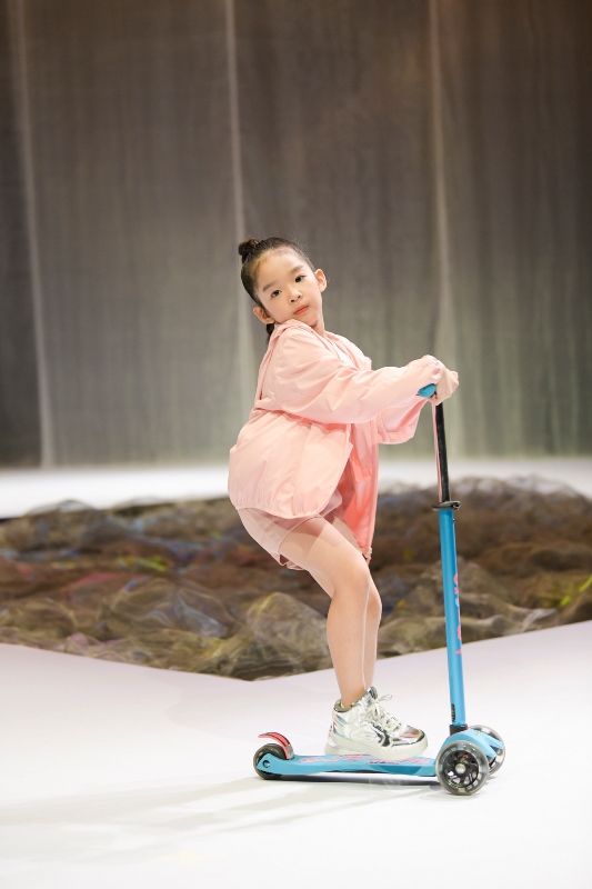 Be Tho xuat hien cung scooter 1 Con gái Xuân Lan nổi bật với màn catwalk gây sốt tại Vietnam Junior Fashion Week Xuân – Hè 2020