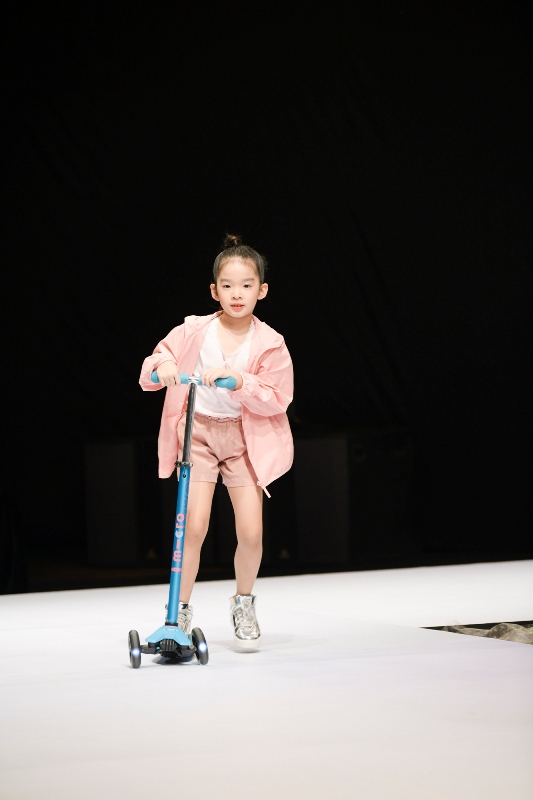 Be Tho xuat hien cung scooter 4 Con gái Xuân Lan nổi bật với màn catwalk gây sốt tại Vietnam Junior Fashion Week Xuân – Hè 2020