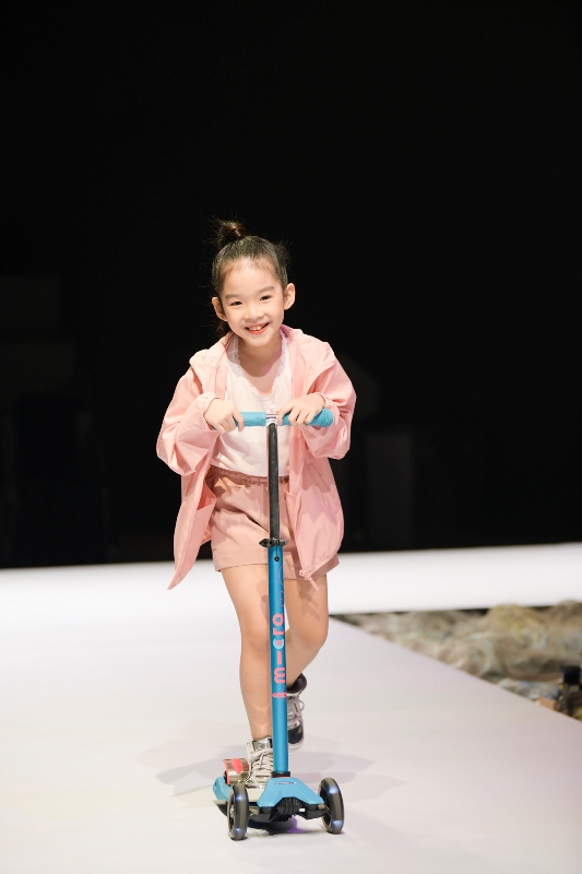 Be Tho xuat hien cung scooter 6 Con gái Xuân Lan nổi bật với màn catwalk gây sốt tại Vietnam Junior Fashion Week Xuân – Hè 2020