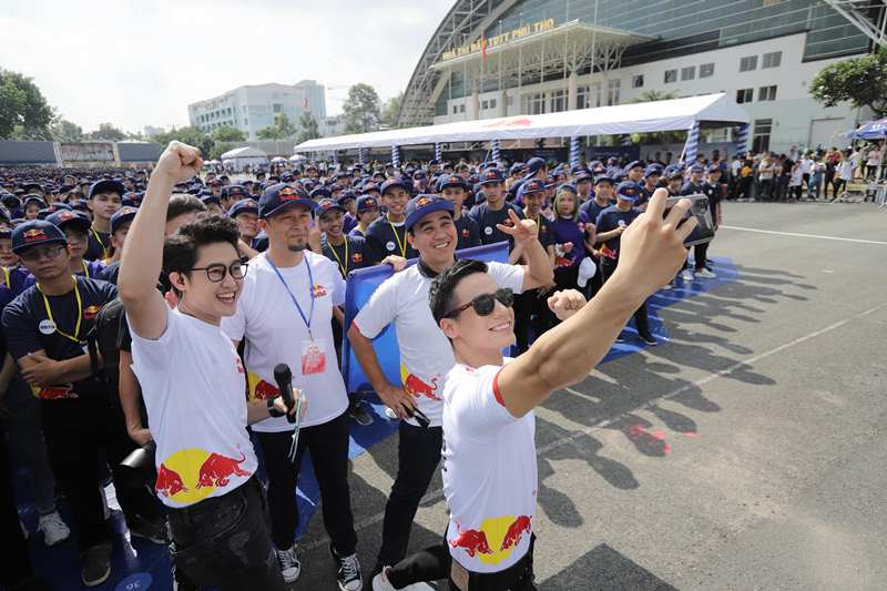Các Nghệ sĩ hào hứng chụp ảnh Red Bull khởi xướng Ngày Tích Cực, xác lập kỷ lục châu Á về số người tham gia cụng tay nhau